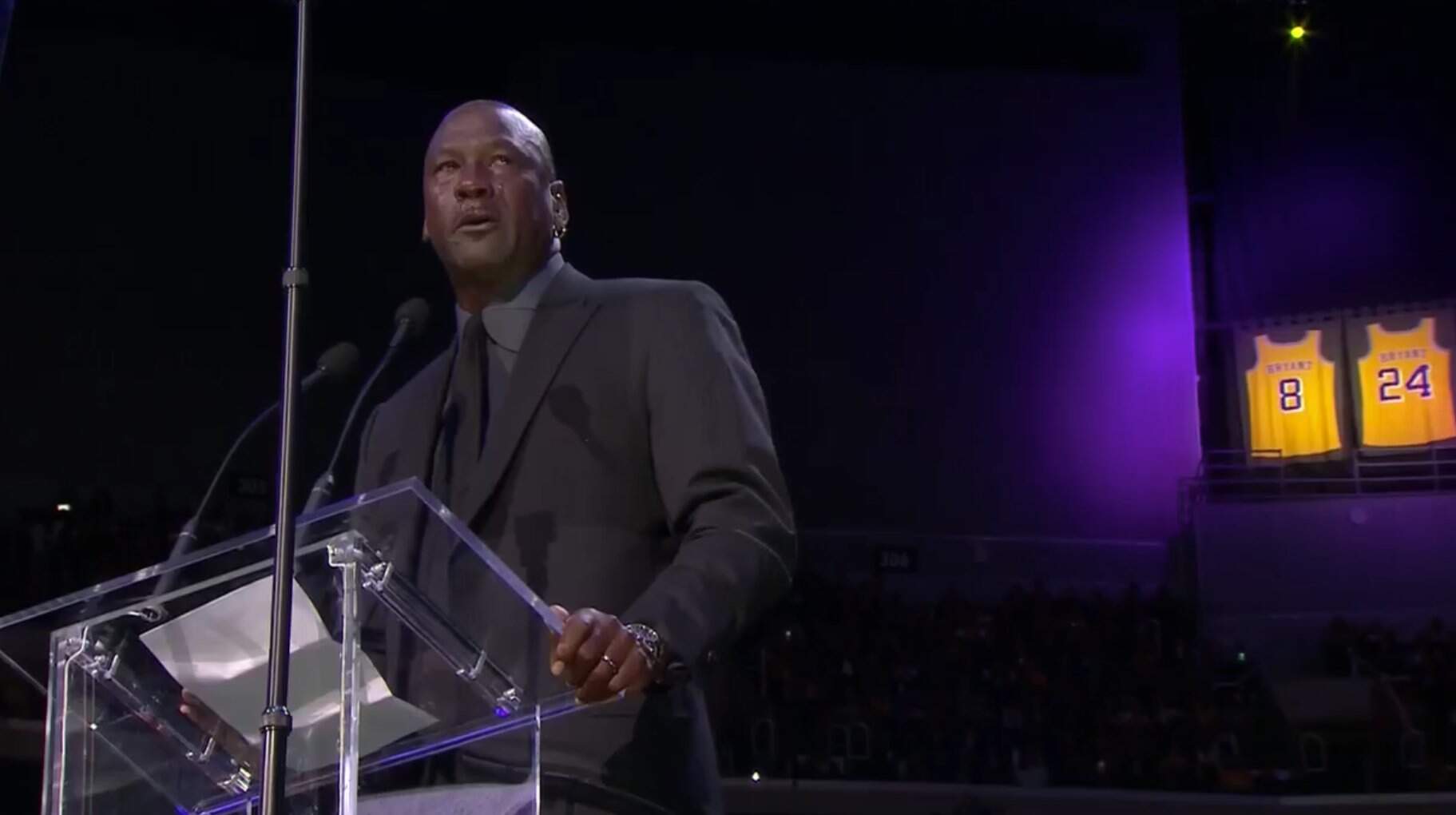 Michael Jordan chorou copiosamente durante seu discurso