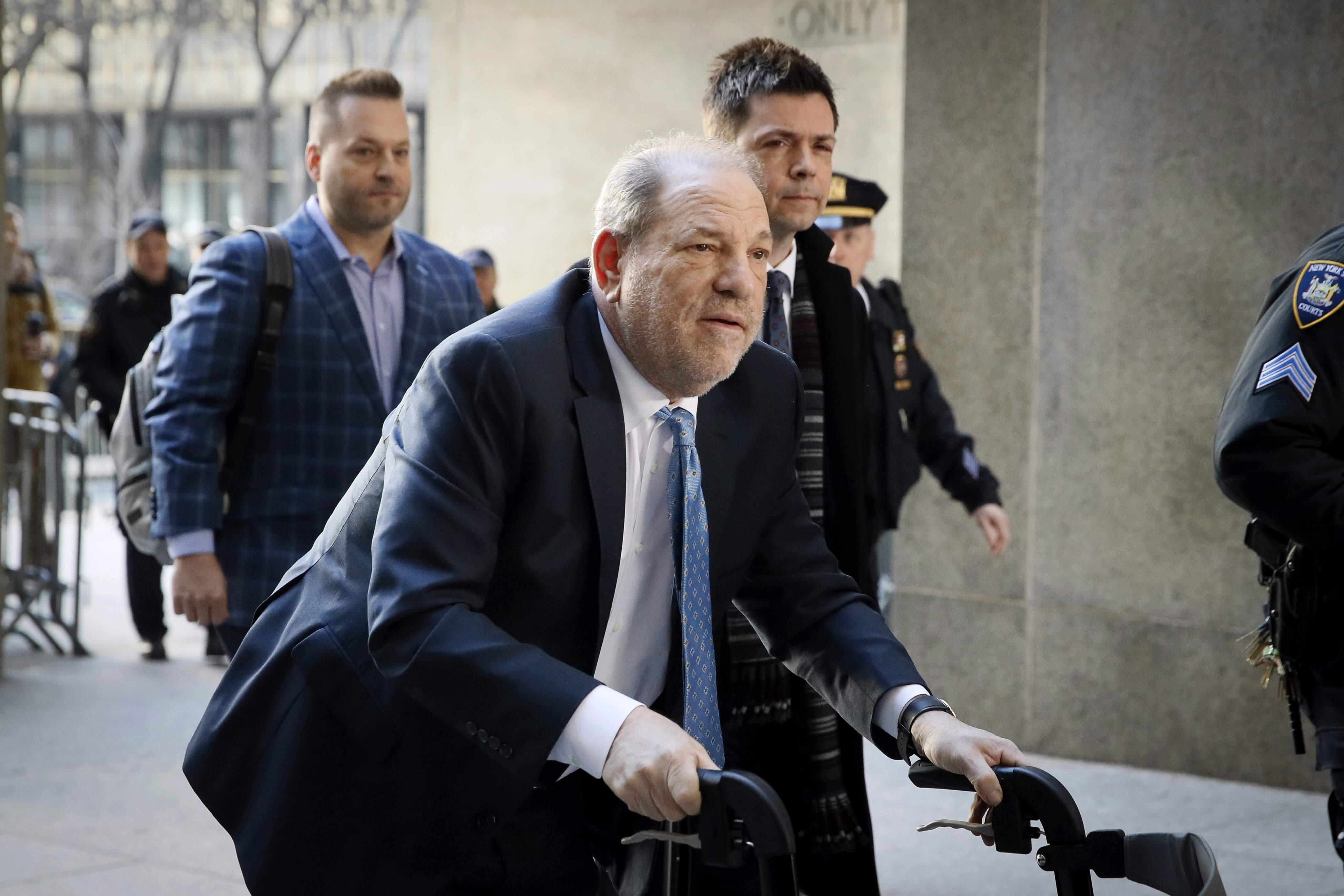 Weinstein foi acusado de dois crimes sexuais na segunda-feira (24)