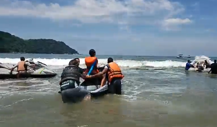 Bolsonaro foi embora da praia subindo, com ajuda, em sua motoaquática 