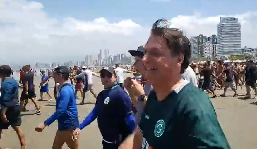 Bolsonaro tirou fotos e conversou com pessoas em Praia Grande nesta manhã