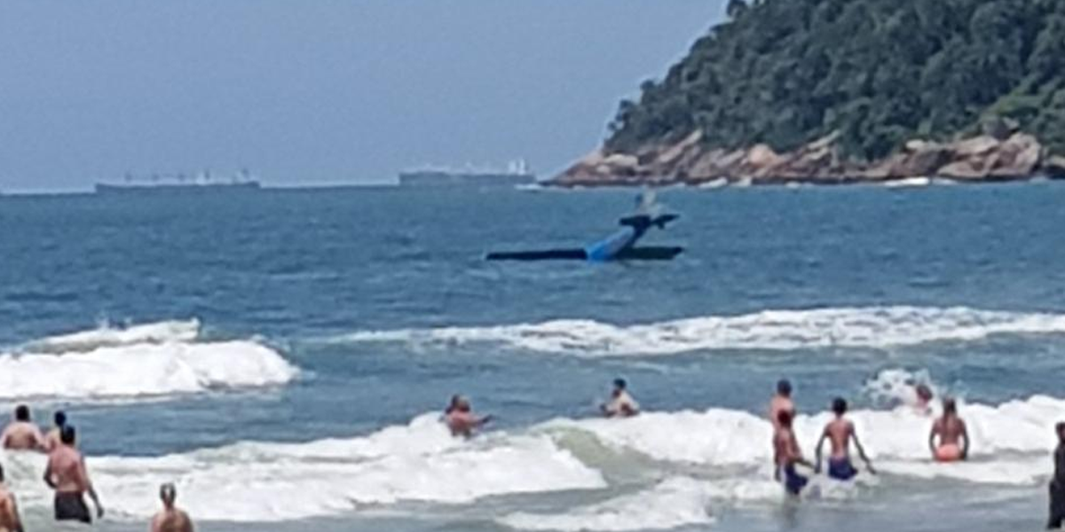 Avião cai no mar na Praia do Tombo, em Guarujá