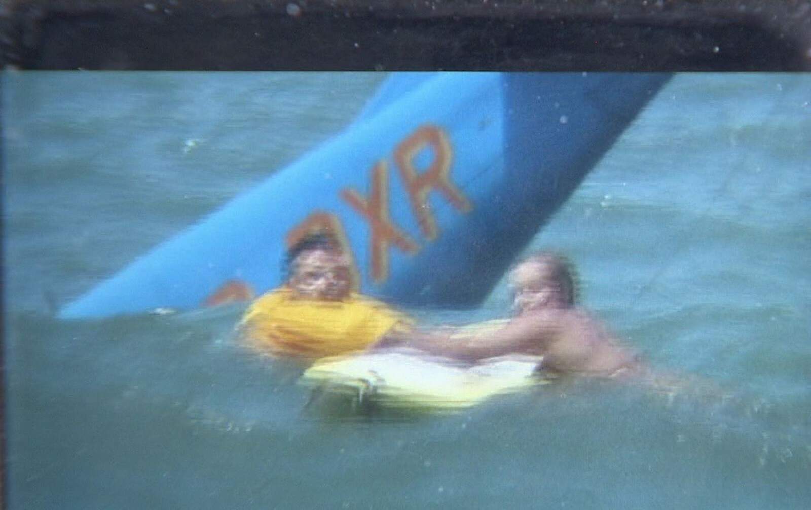 Surfista ajuda a salvar piloto de avião que caiu no mar em Guarujá usando prancha