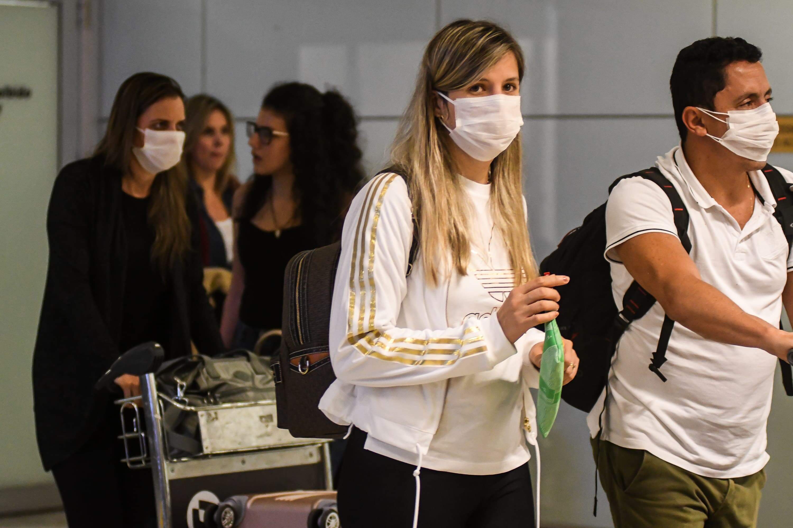 Passageiros de voo vindo da Itália utilizam máscaras durante desembarque em São Paulo