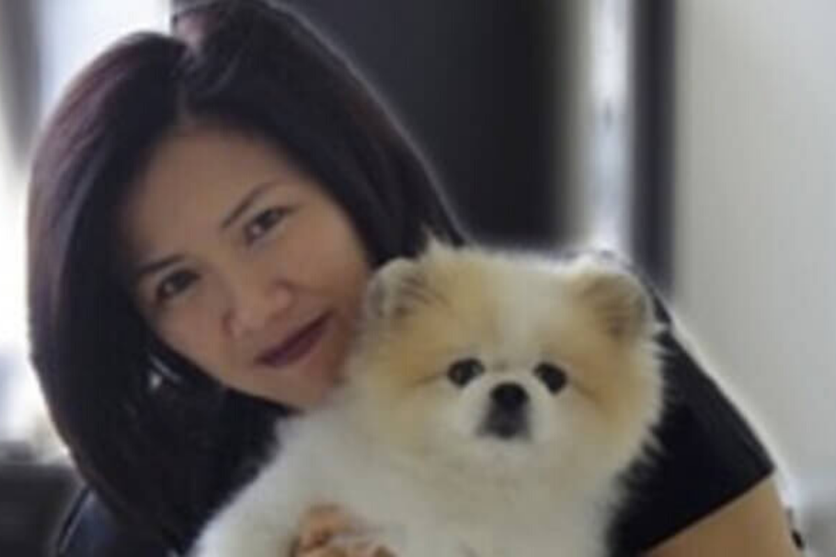 Yvonne Chow Hau Yee e seu cachorro de estimação 
