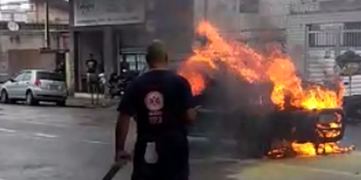 Veículo pegou fogo na Avenida Prefeito José Monteiro, em São Vicente