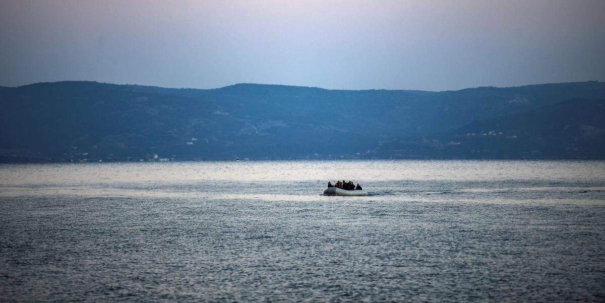 Muitas embarções com migrantes estão chegando na costa da ilha de Lesbos 