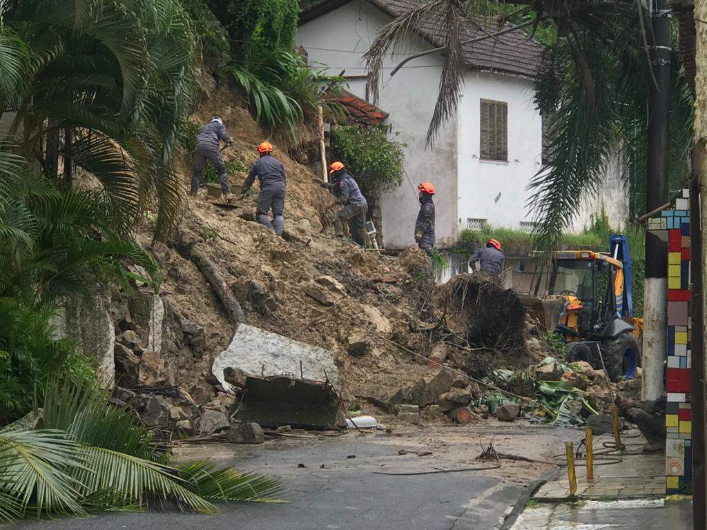 Chuvas causaram deslizamentos em São Vicente