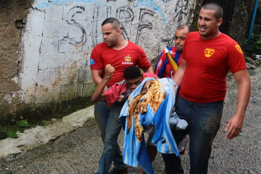Homens do Corpo de Bombeiros resgatam morador em Guarujá 