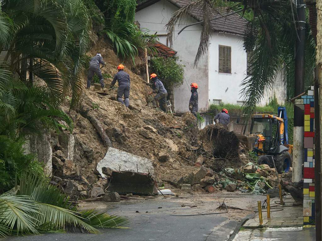 São Vicente também registrou deslizamentos em morros; dois idosos ficaram soterrados 