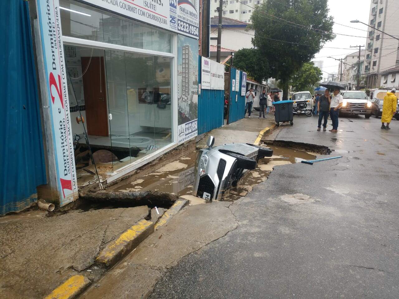 Cratera se abriu e 'engoliu' carro no Campo Grande, em Santos 