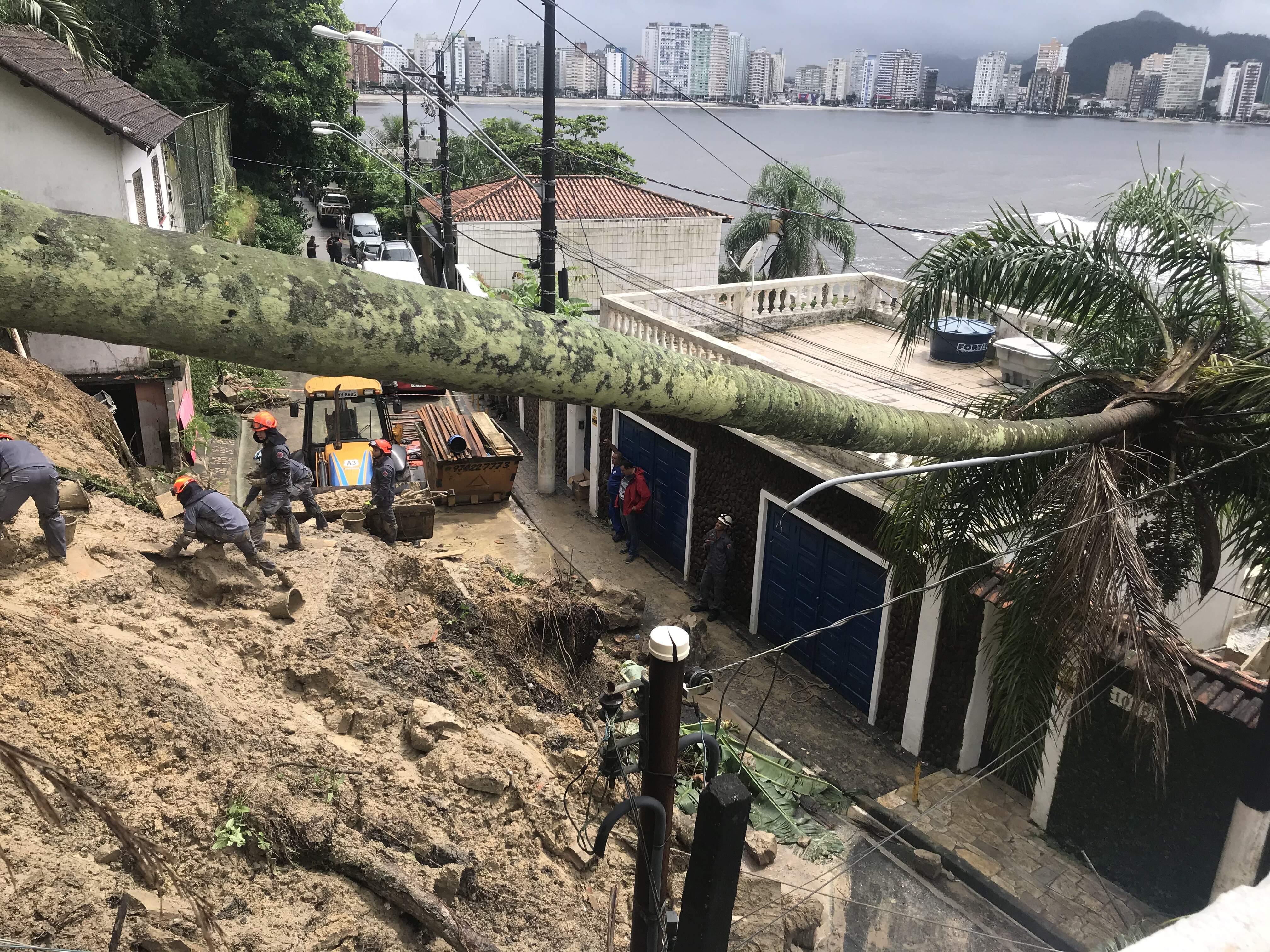 Defesa Civil registrou deslizamentos no Parque Prainha, em São Vicente 