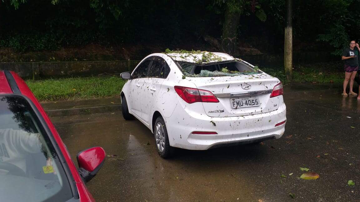 Veículo branco foi 'engolido' pela chuva e ficou danificado 