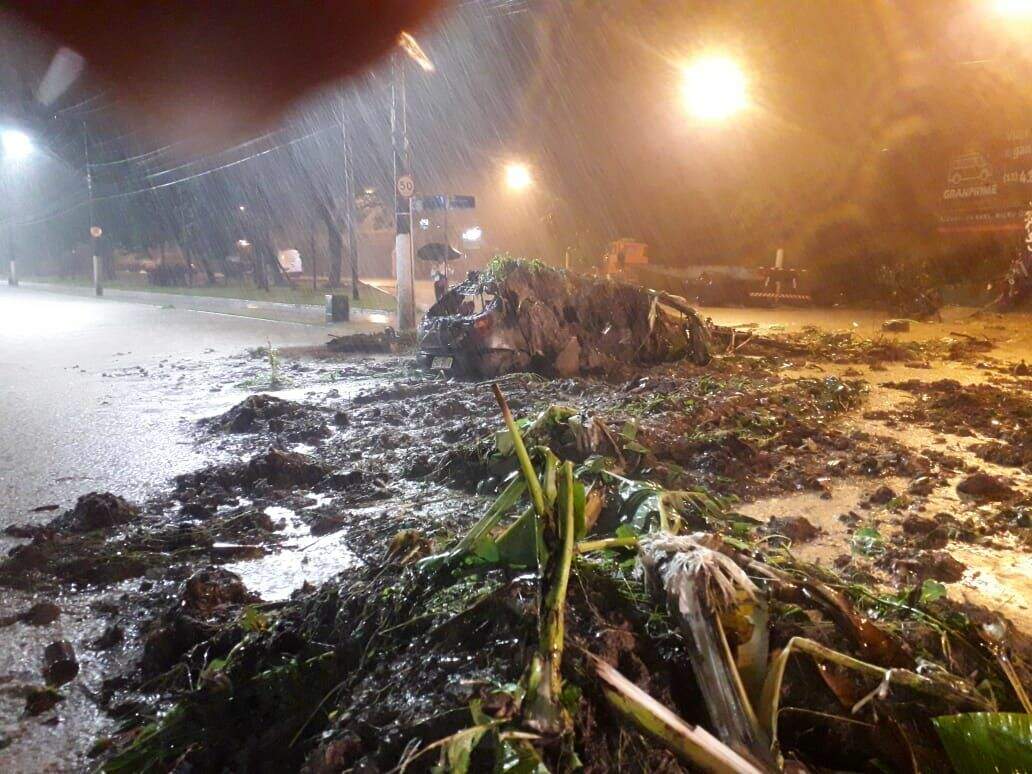 Chuva causou queda de barreira nas quatro pistas, em Santos 