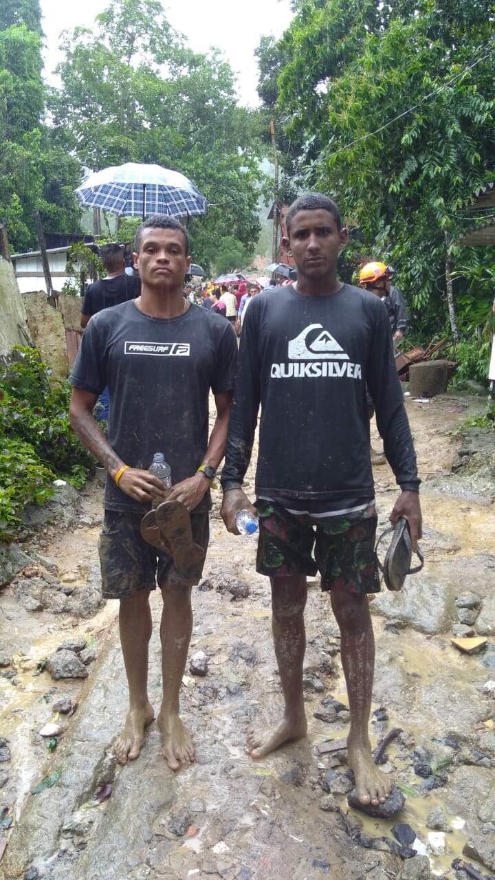 Os guarda-vidas Welton e Fernando enfrentaram a lama para ajudar no resgate de corpos em Guarujá