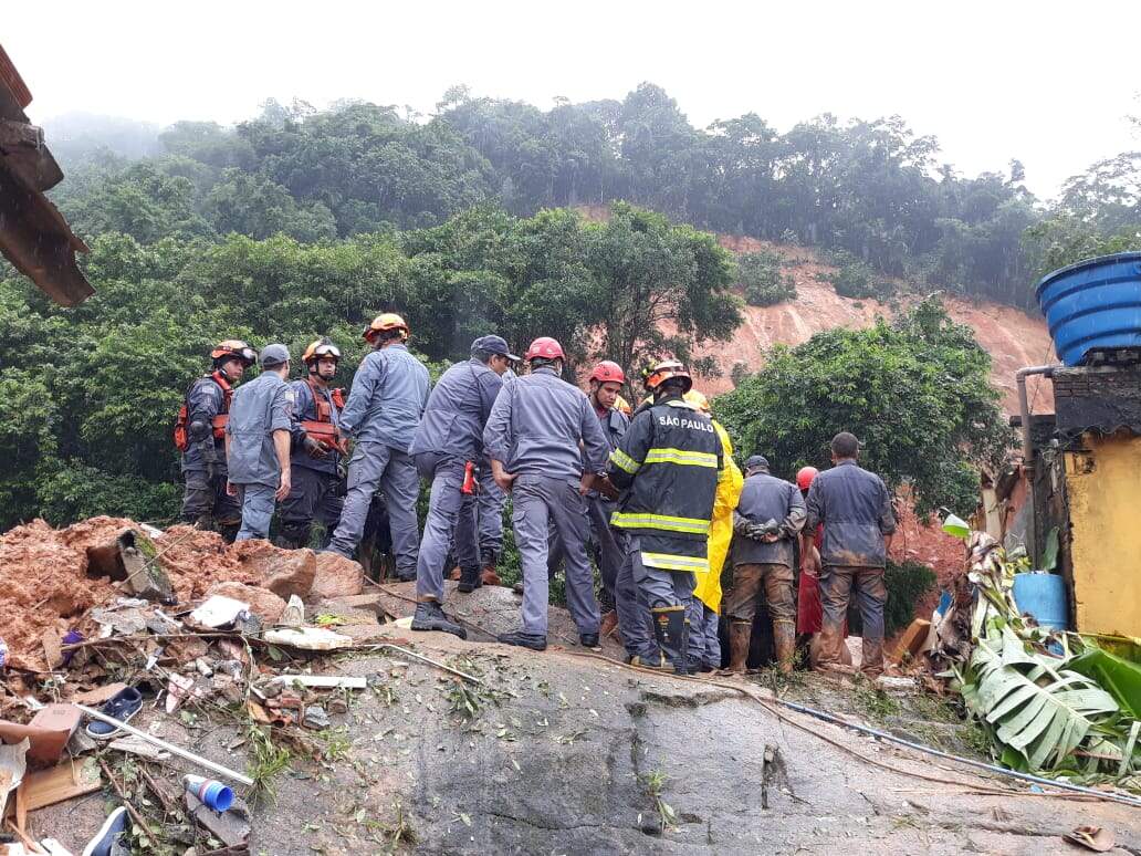 Morro do Macaco Molhado, em Guarujá: bombeiros buscam vítimas, incluindo um colega 