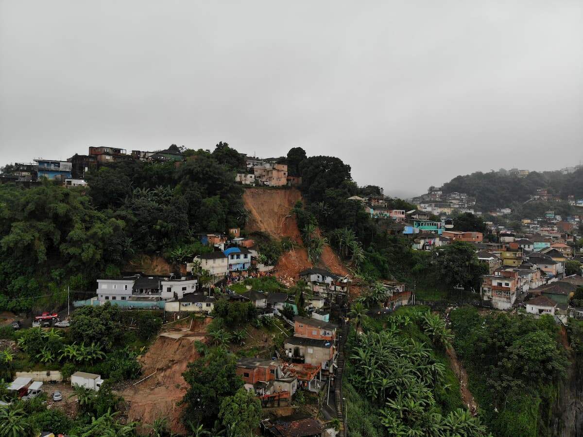 Volume de chuva fez a Defesa Civil acionar o estado de observação nos morros de Santos