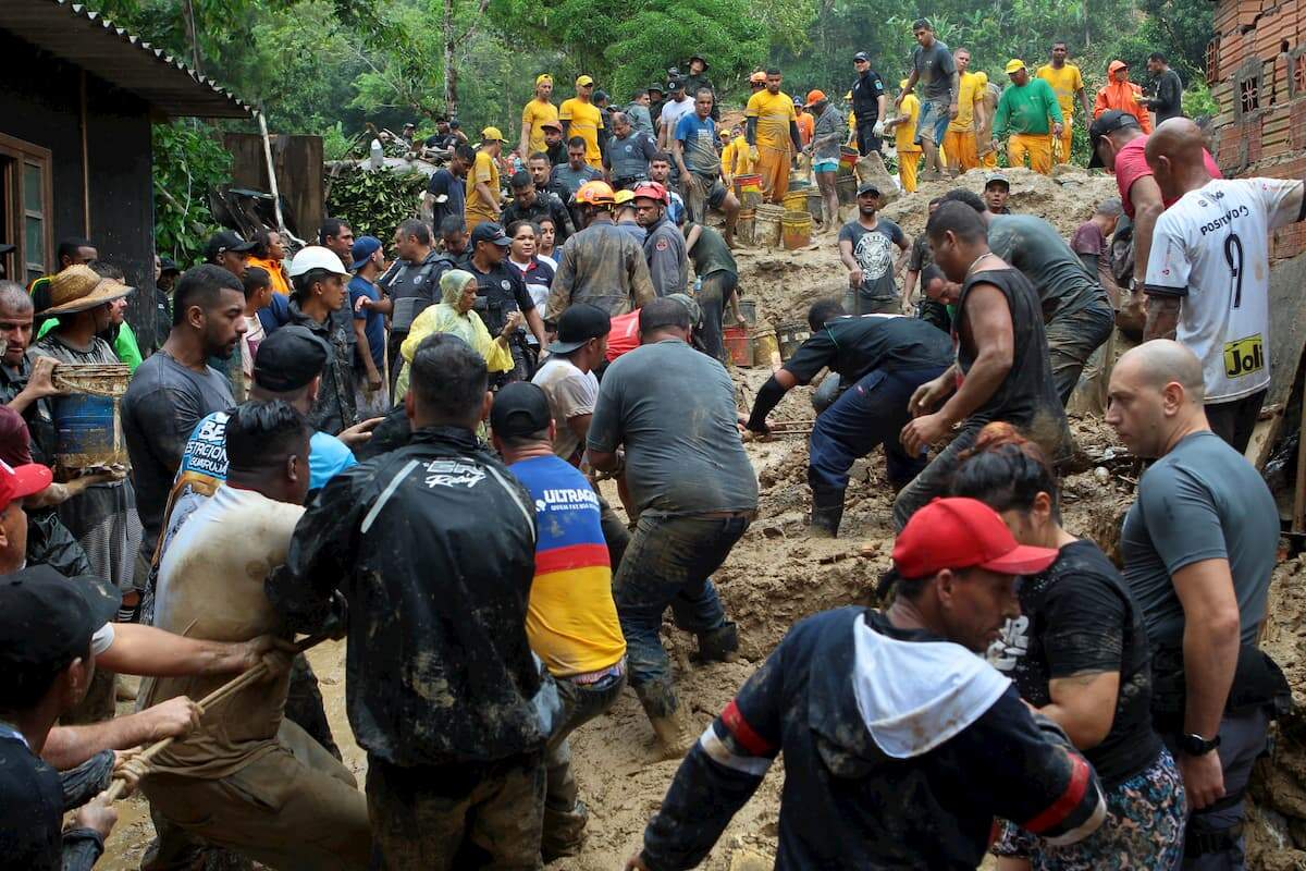 População auxilia no resgate a sobreviventes em Guarujá