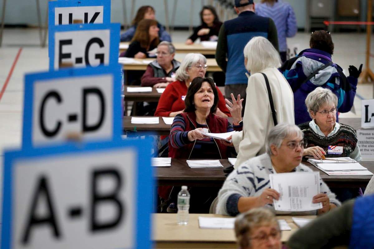Eleitores votam nas primárias da eleição presidencial americana em Lewiston, no estado do Maine