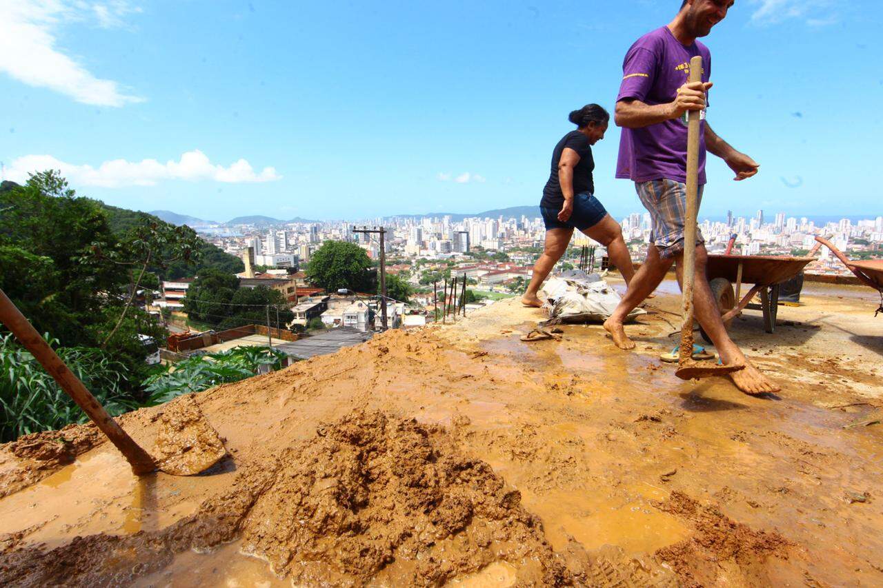 Dezenas de moradores do São Bento dedicaram o dia à limpeza do local 