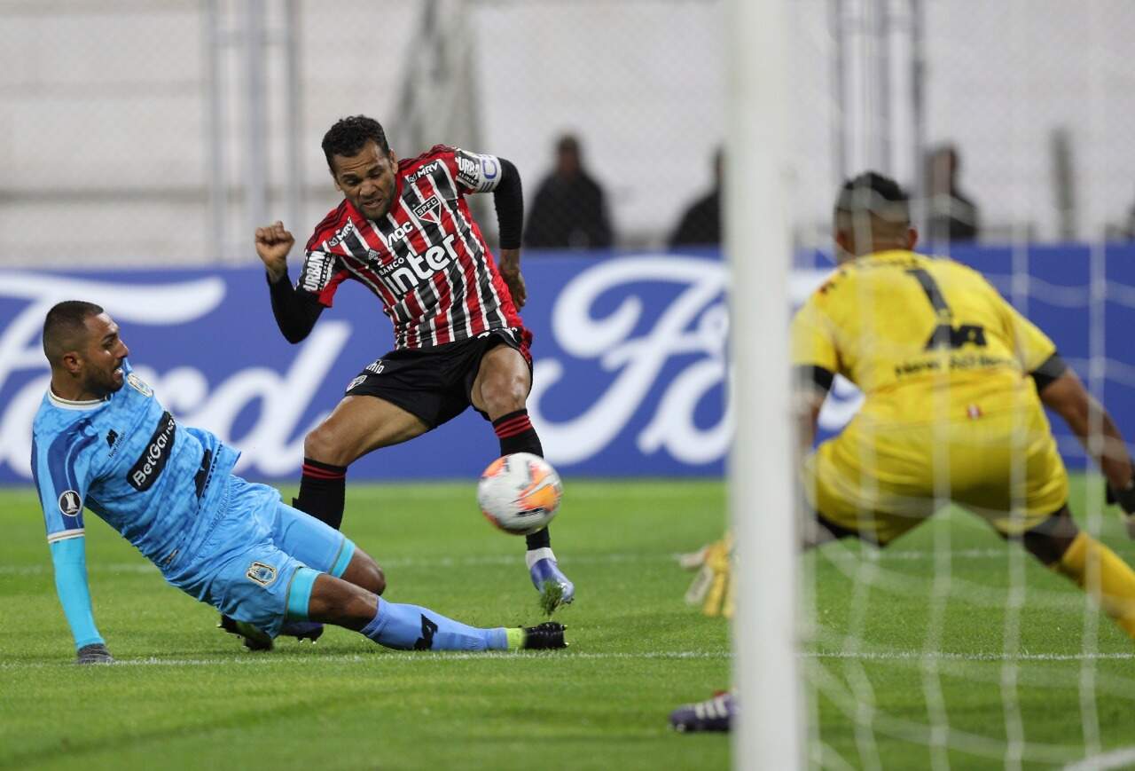 Em sua estreia na Libertadores, Daniel Alves não evitou a derrota do São Paulo 