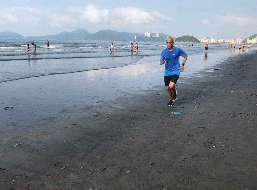 Apaixonada por Santos, o atleta aproveita os fins de semana para treinar na praia 