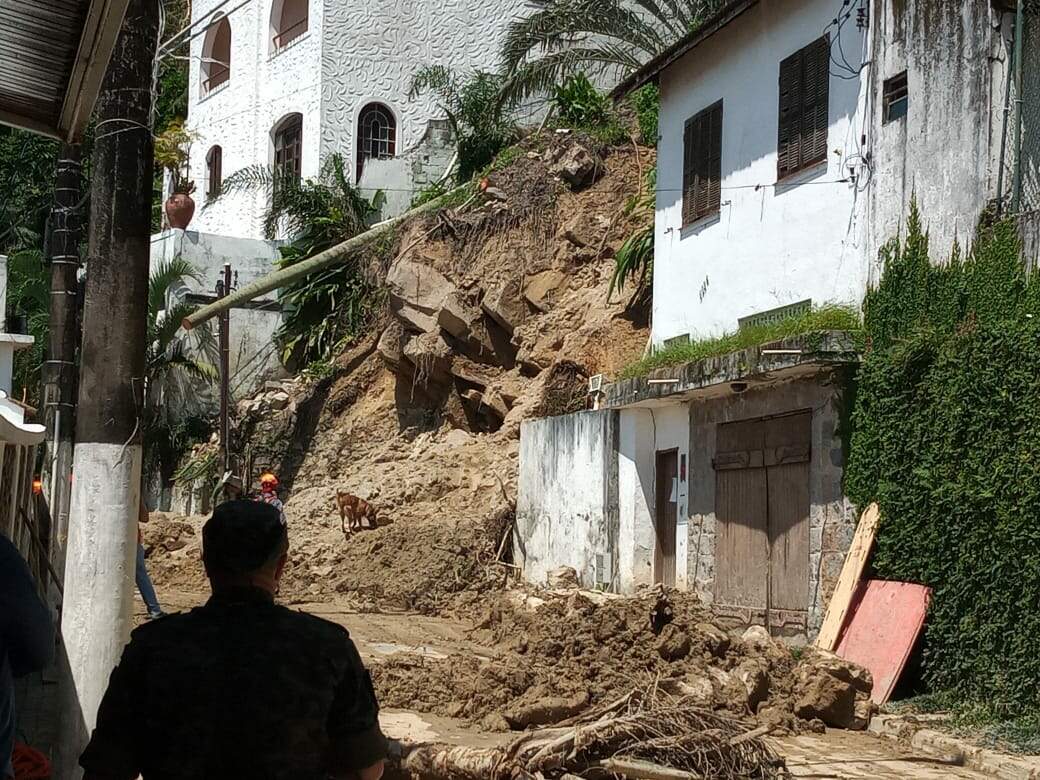 Chuvas de março provocaram queda de barreiras nas encostas de São Vicente