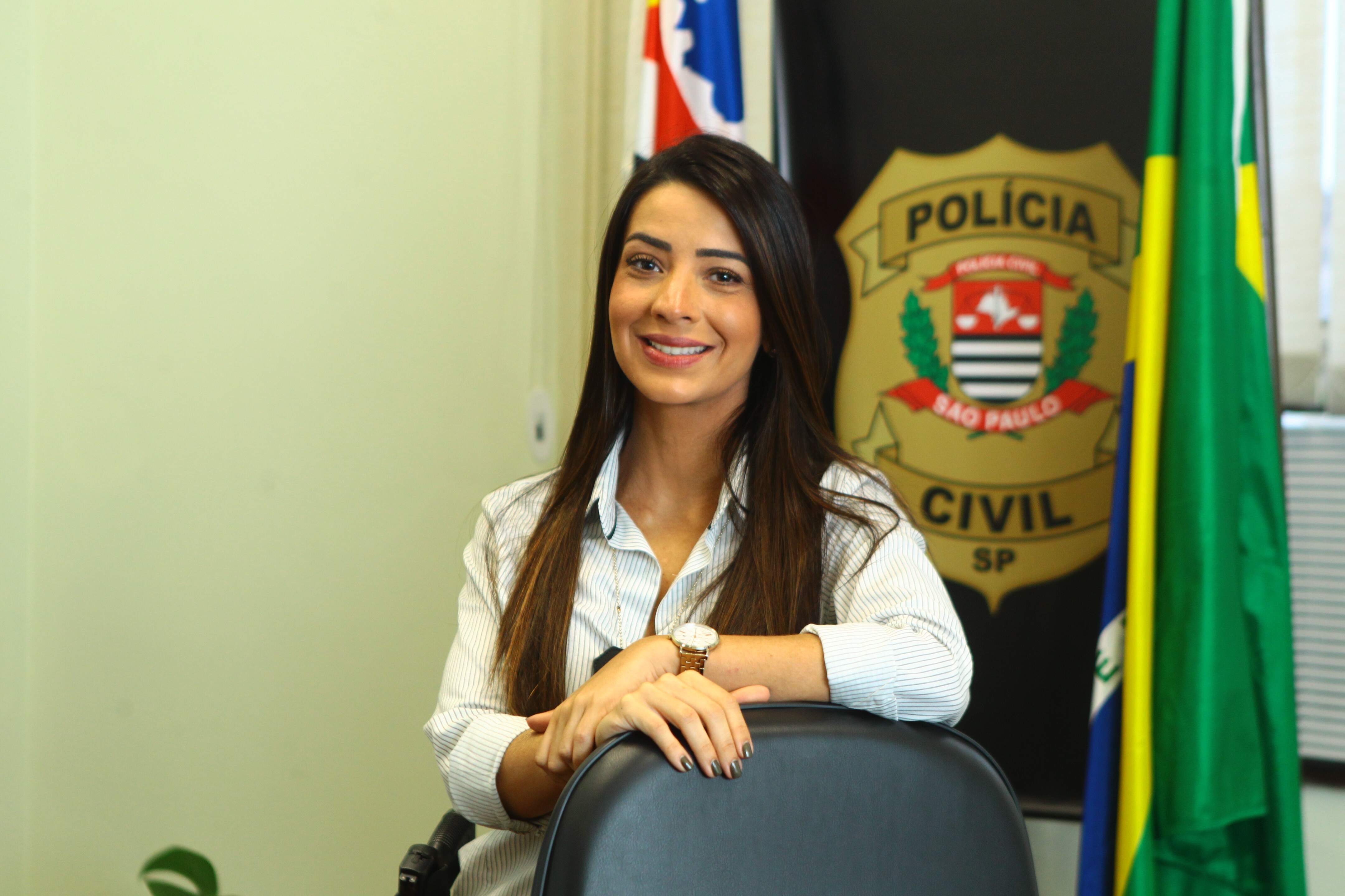 Jennifer Sinva, investigadora de polícia: 'Policial pode ter cabelo comrpido e unha feita' 