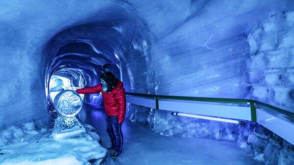 É possível descer até 20 metros de profundidade na caverna de gelo