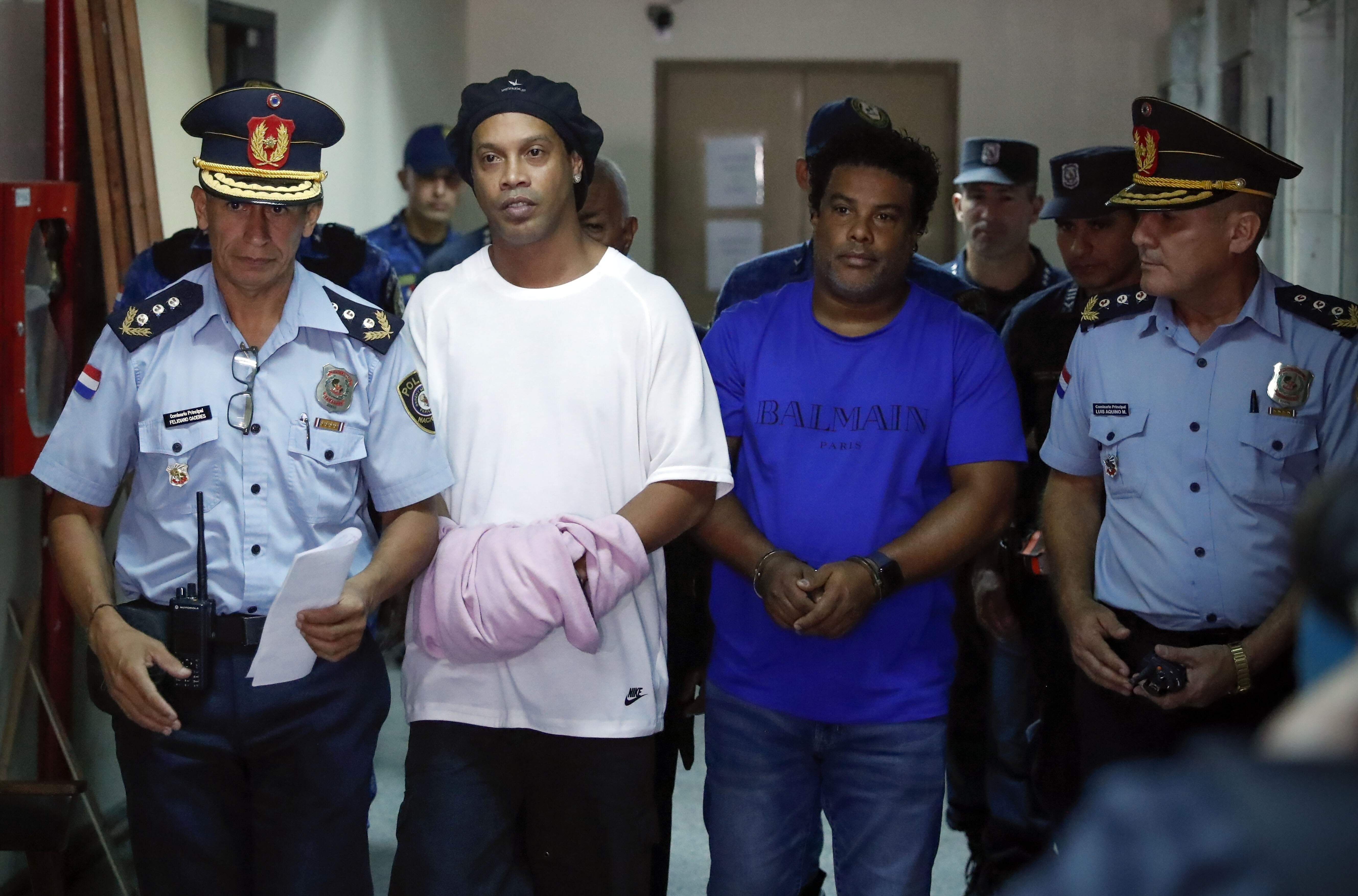 Ronaldinho Gaúcho e Assis seguem presos no Paraguai