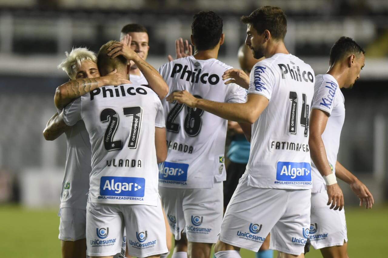 Jogadores do Santos comemoram gol diante do Mirassol: time começa a ganhar confiança
