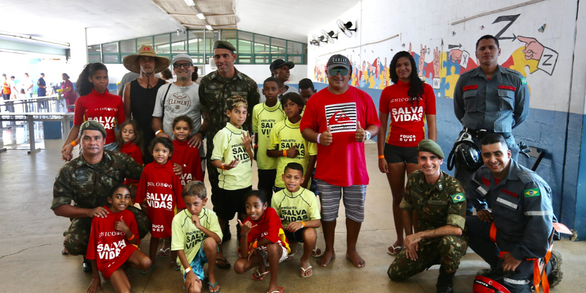 Homens das Forças Armadas já realizam ajuda humanitária em Guarujá