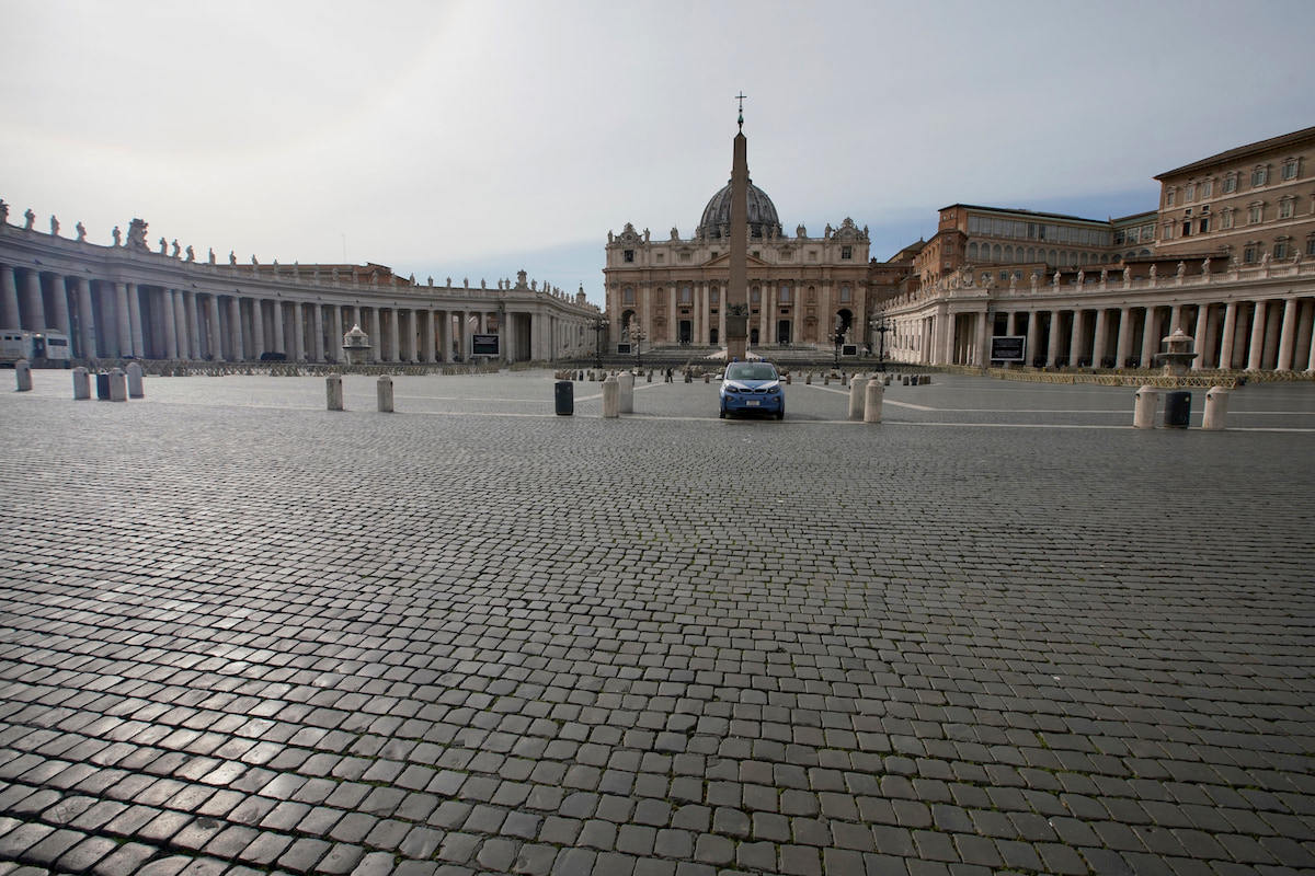 Praça de São Pedro, no Vaticano, em Roma, vazia no primeiro dia de isolamento