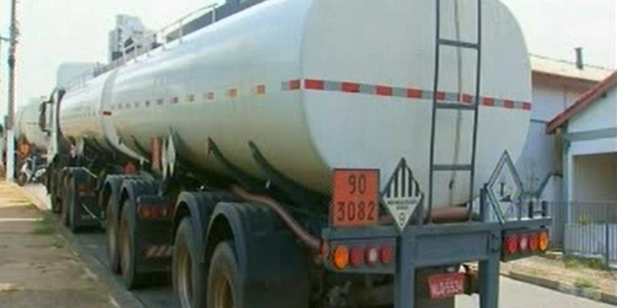 Caminhão que saiu de Santos com carga de gasolina é roubado por quadrilha no interior