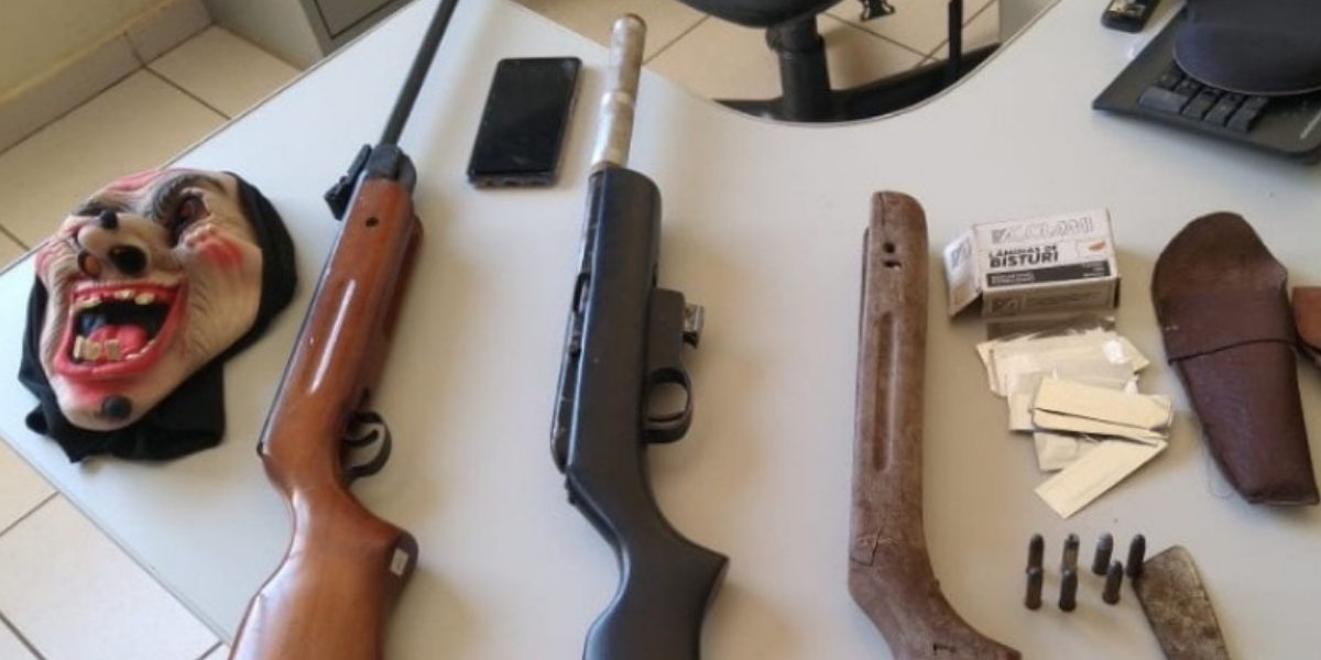Armas e objetos apreendidos pela polícia em Avaré; alunos planejavam atentado a escola