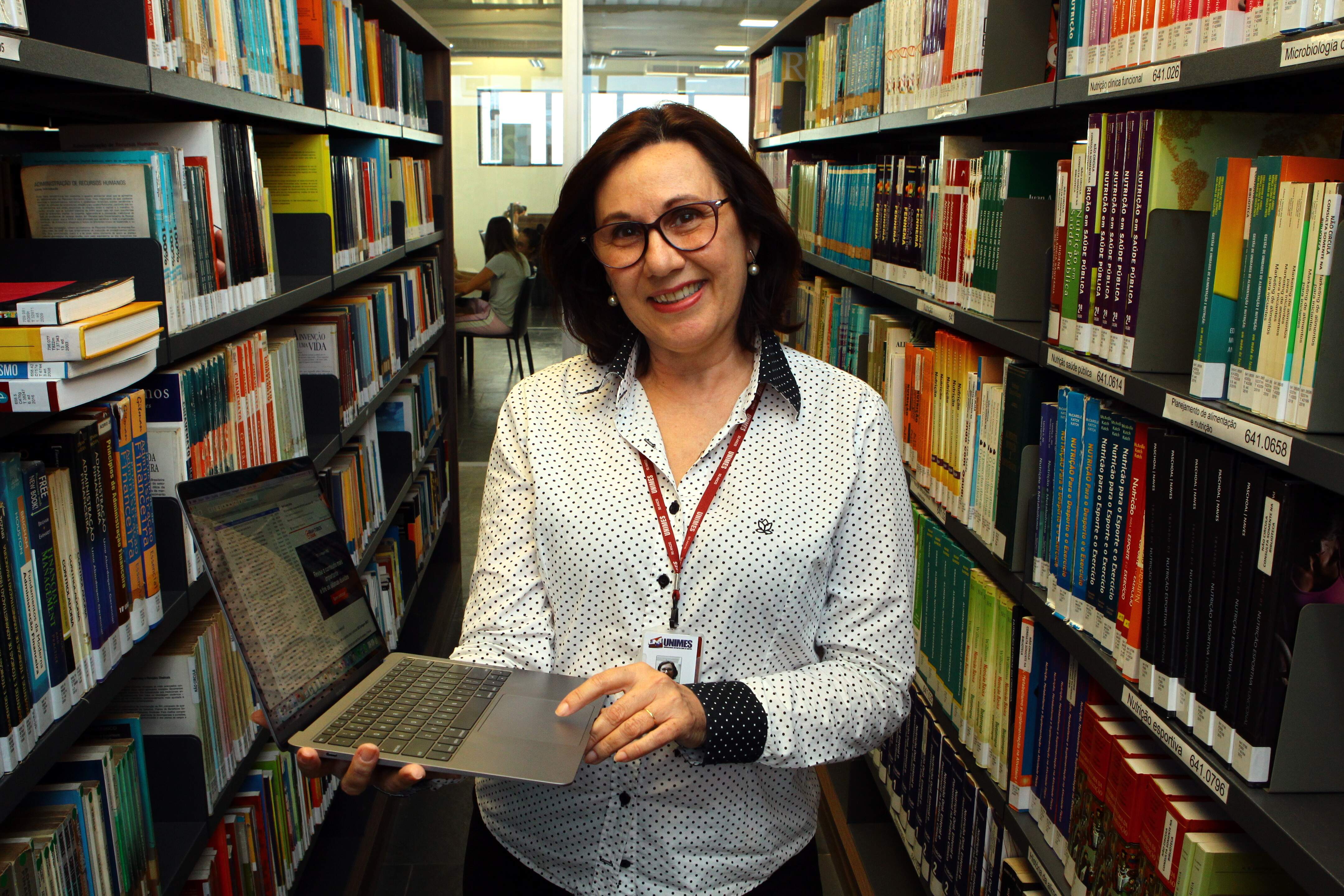 Angela Maria, bibliotecária da Unimes, é apaixonada pela profissão