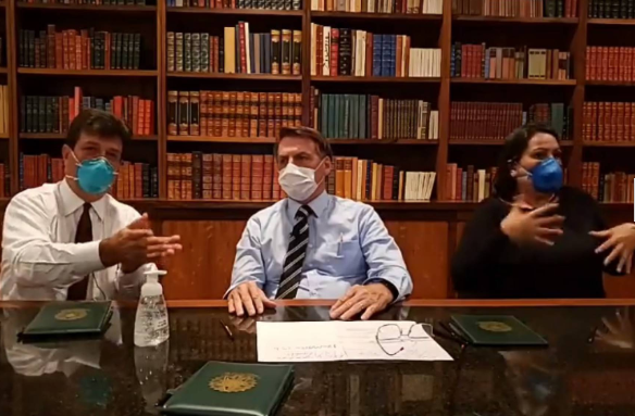 Bolsonaro fez live no Facebook onde apareceu usando máscara