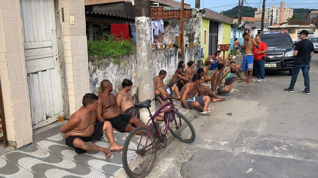 11 suspeitos foram detidos em uma residência no Jardim Castelo, em Santos