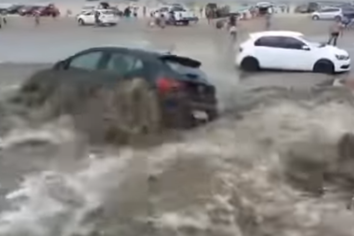 Água chegou a arrastar carros na faixa de areia 