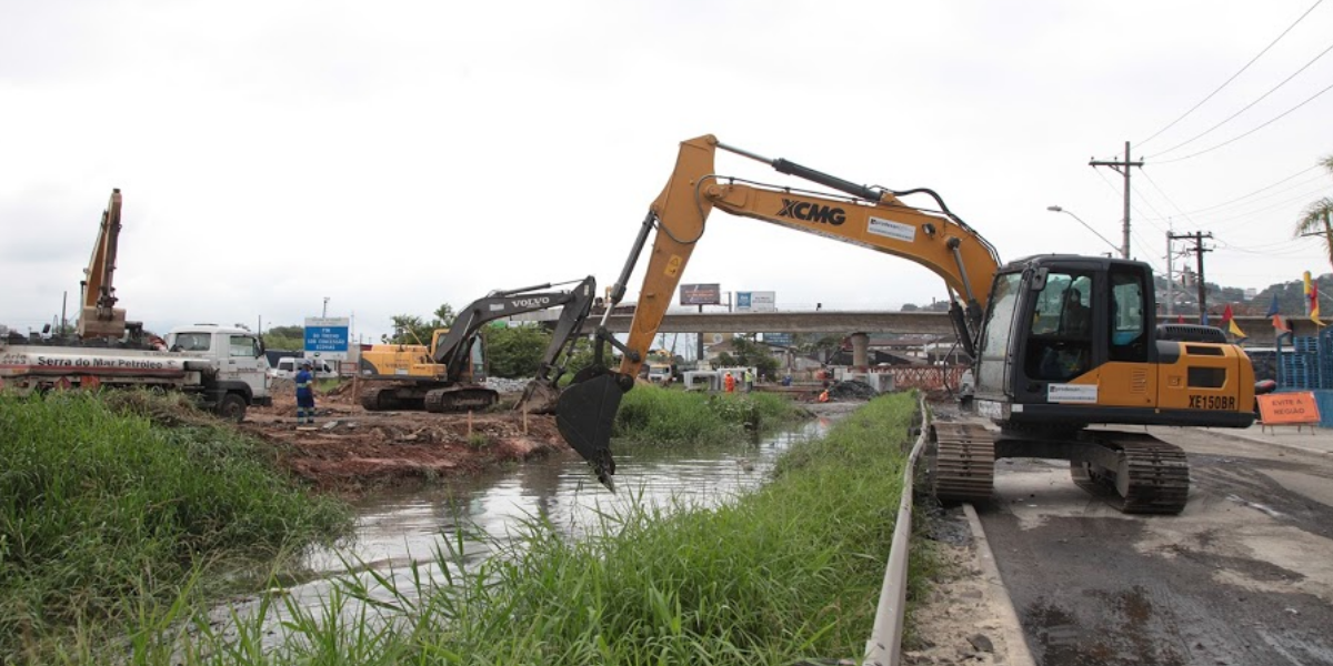 Limpeza de canal na entrada de Santos retira 220 toneladas de lixo e lama