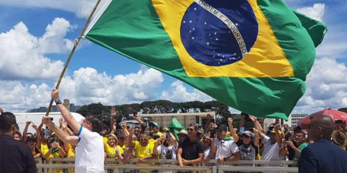 Bolsonaro tremula bandeira do Brasil em ato pró-governo, em Brasília