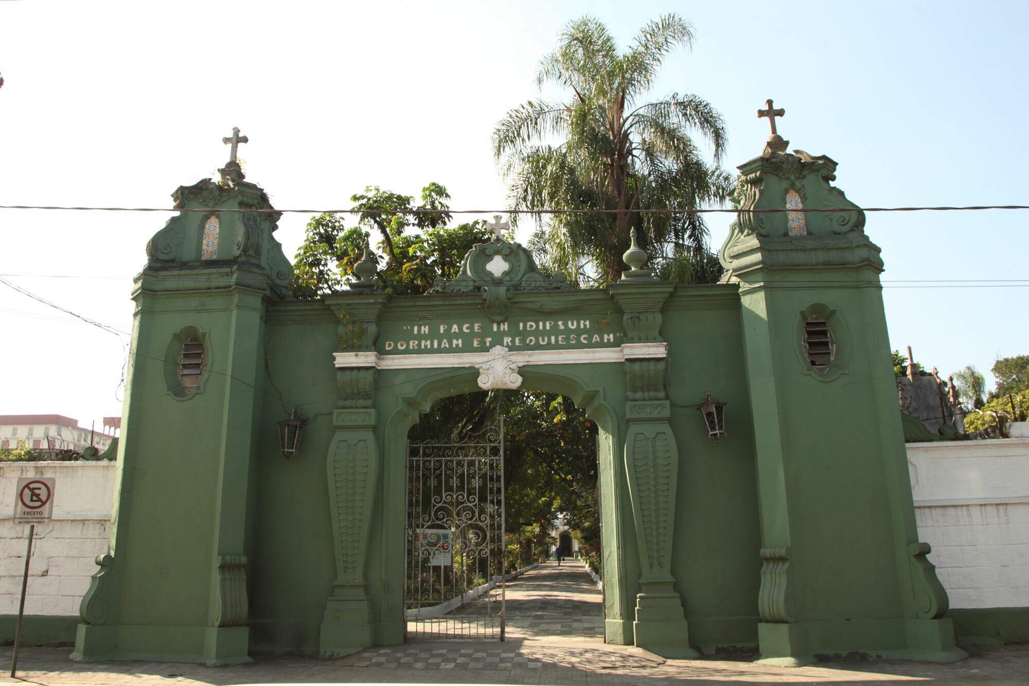 Projeto promove limpeza de pontos históricos no Cemitério do Paquetá
