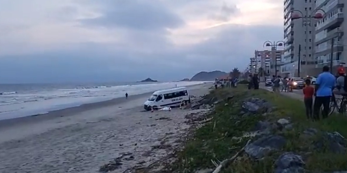Após passar mal, veículo invadiu faixa de areia na orla de Itanhaém