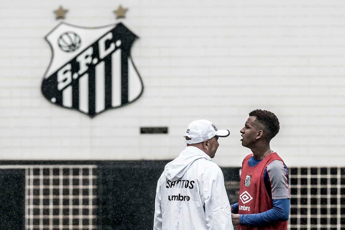 Rodrygo deixou o Santos na metade do ano passado