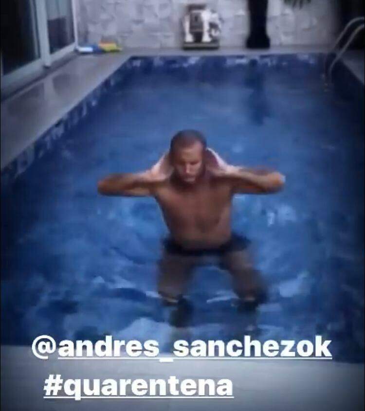 Carlos Sánchez treinou na piscina do prédio em mora, nesta quinta-feira (19) 