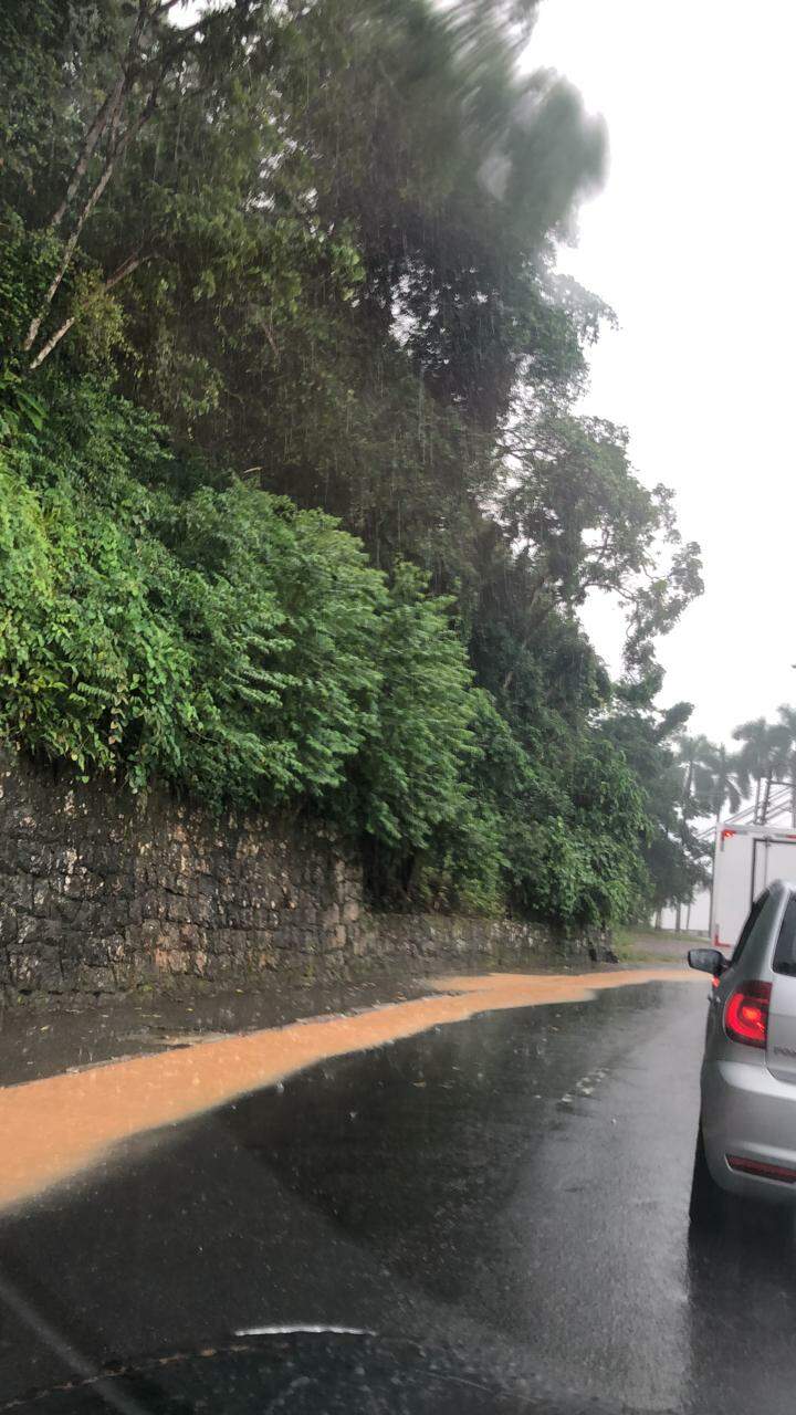 Avenida Newton Prado alagou e ficou com muito barro vindo do Morro dos Barbosas, em São Vicente 