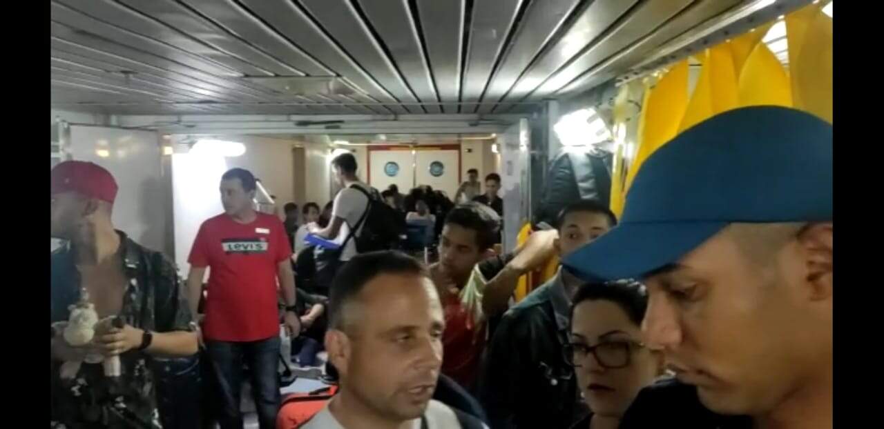 Tripulantes com contratos cancelados desembarcando no Porto de Santos na última terça-feira (17)
