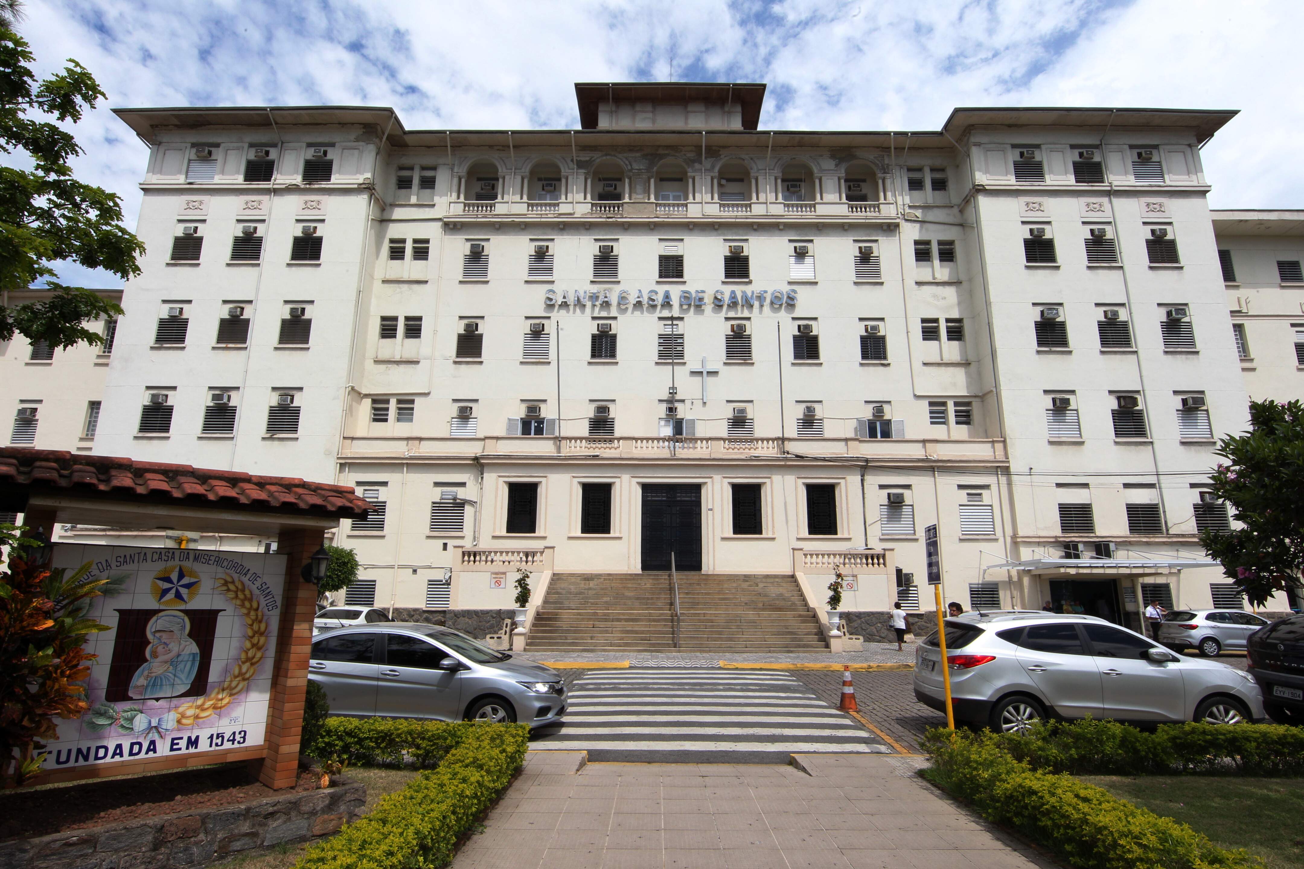 Santa Casa de Santos informou que 13 pacientes estão internados com sintomas