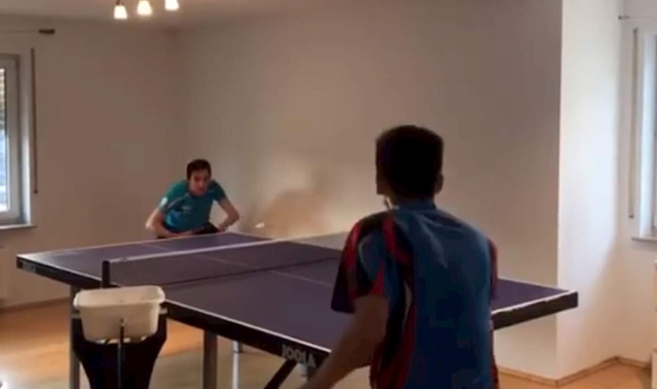 Hugo Calderano acabou levando a mesa de tênis para dentro de seu apartamento