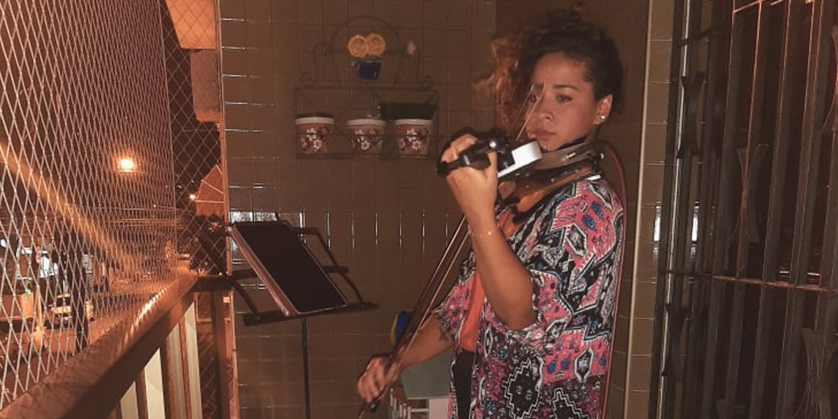 Joyce toca violino há 11 anos e em tempos de quarentena resolveu se apresentar da varanda de sua casa, na Ponta da Praia 