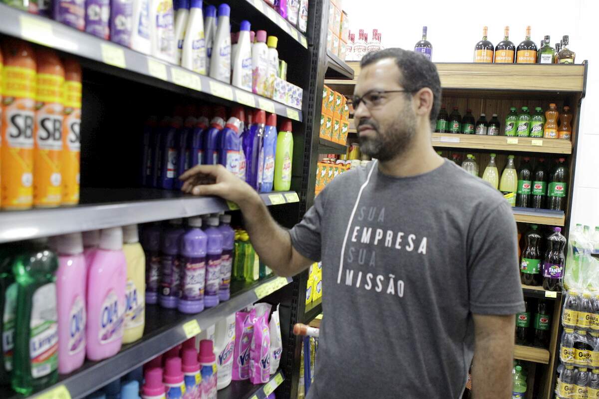 Consumidores que foram às farmácias e supermercados voltaram para casa sem o álcool em gel